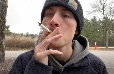 Лечение зависимости от табакокурения в Барыше Мужчина с сигаретой делает затяжку