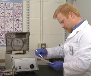 Клиника лечения наркозависимости в Барыше Врач в кабинете клиники