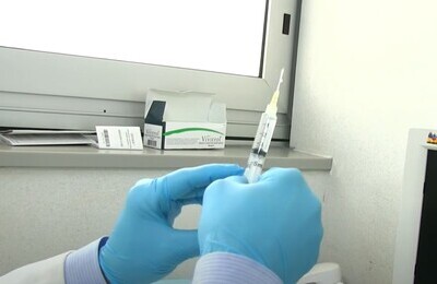 Проведение кодирования Вивитролом в Барыше Шприц с Вивитролом в руках у врача